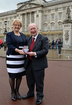 Belfast-based Des Thompson MRCVS was presented with the first ever RCVS Queen's Medal by Her Majesty at Buckingham Palace this afternoon. 